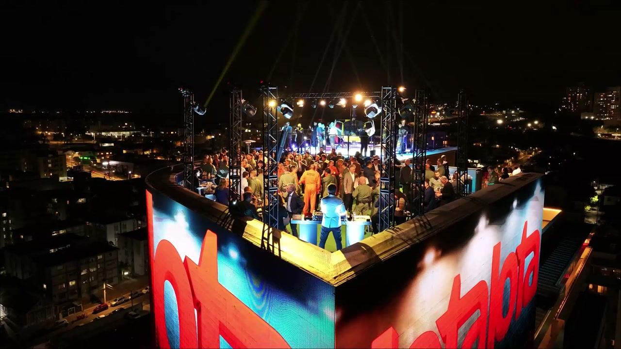 Rooftop Floripa Square em evento empresarial à noite com palco iluminado, público e Megatela ao fundo